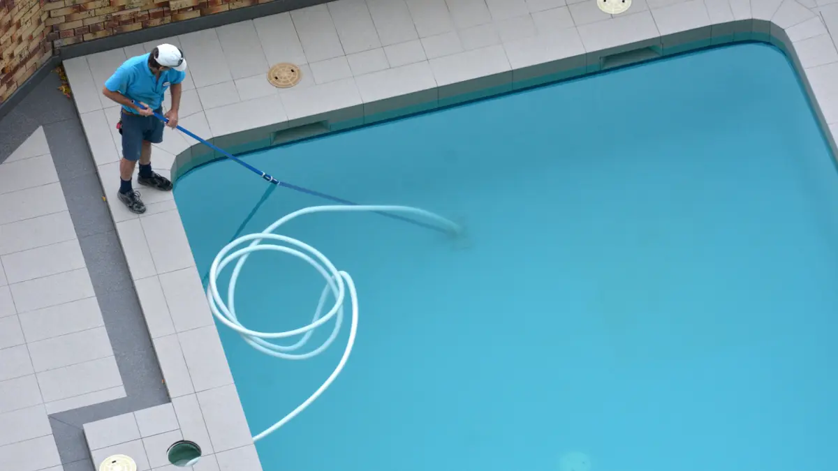 Piscina de fibra baixando água